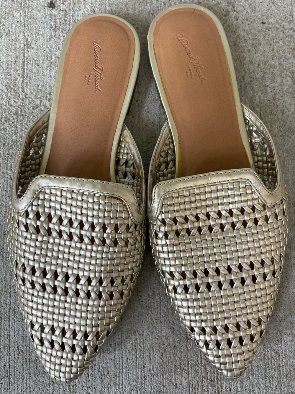 Universal Thread Women’s Size 7 Gold Woven Pointed Toe Mule Flats